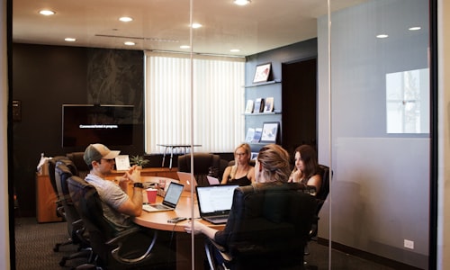 在线体育社区球迷互动交流的热闹场景