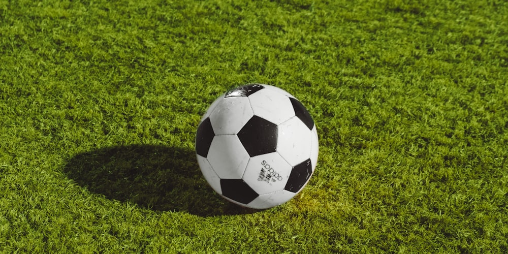 众多电子设备同时播放不同足球篮球赛事高清直播画面的场景